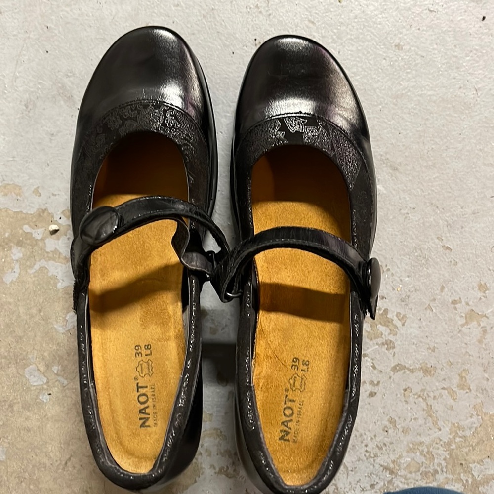Naot WOMENS  shoe with button on strap.
